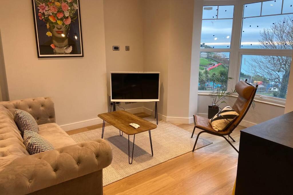 Spacious 1 Bedroom Apartment With Sea Views Ньюки Экстерьер фото