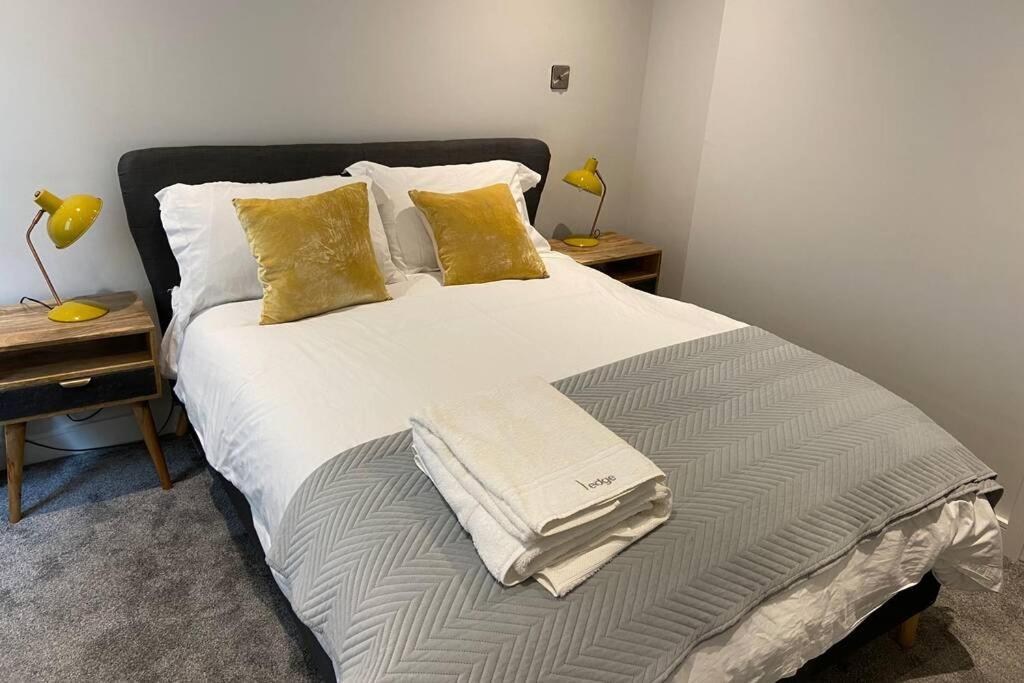 Spacious 1 Bedroom Apartment With Sea Views Ньюки Экстерьер фото